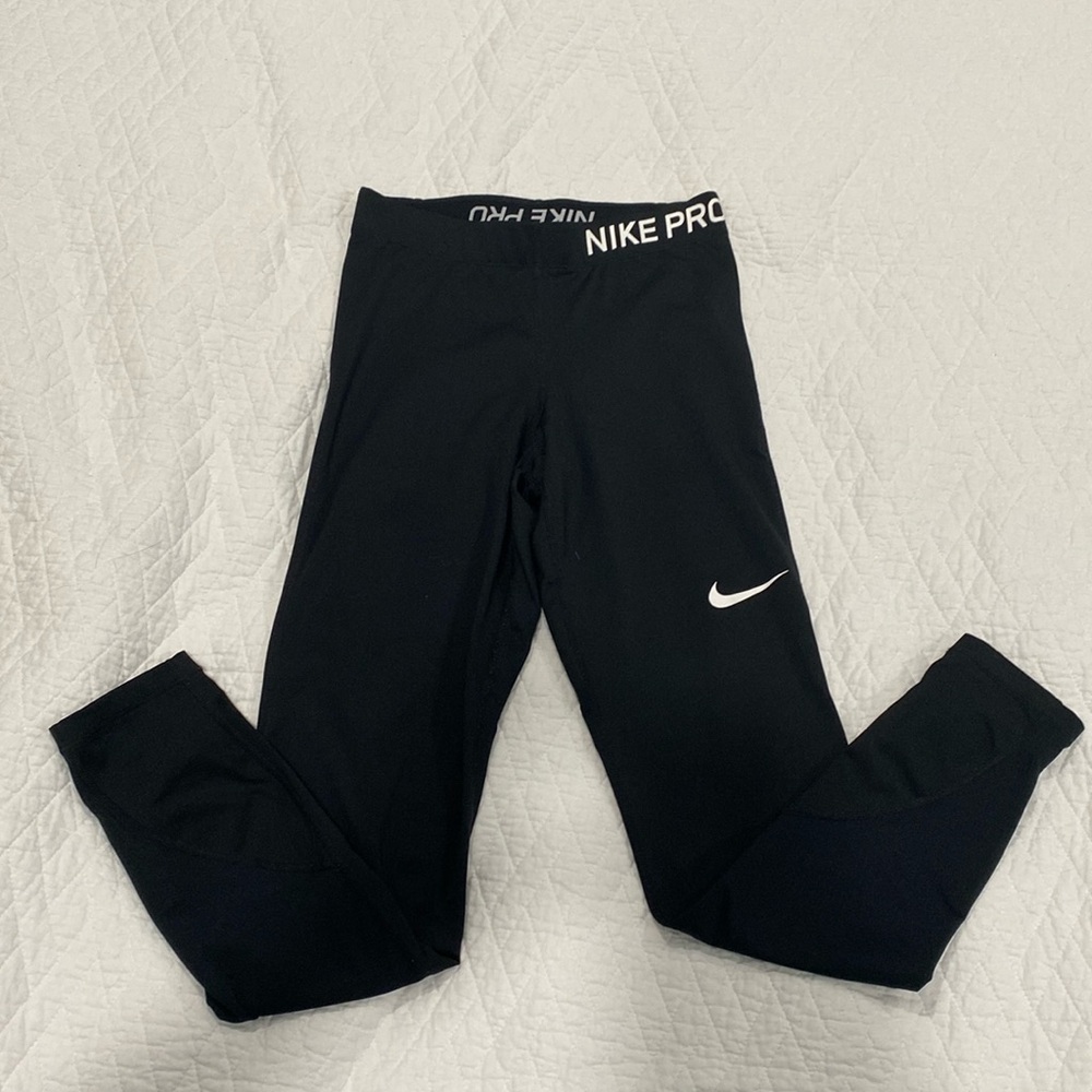 Women’s Nike Pro 7/8 black leggings, size small